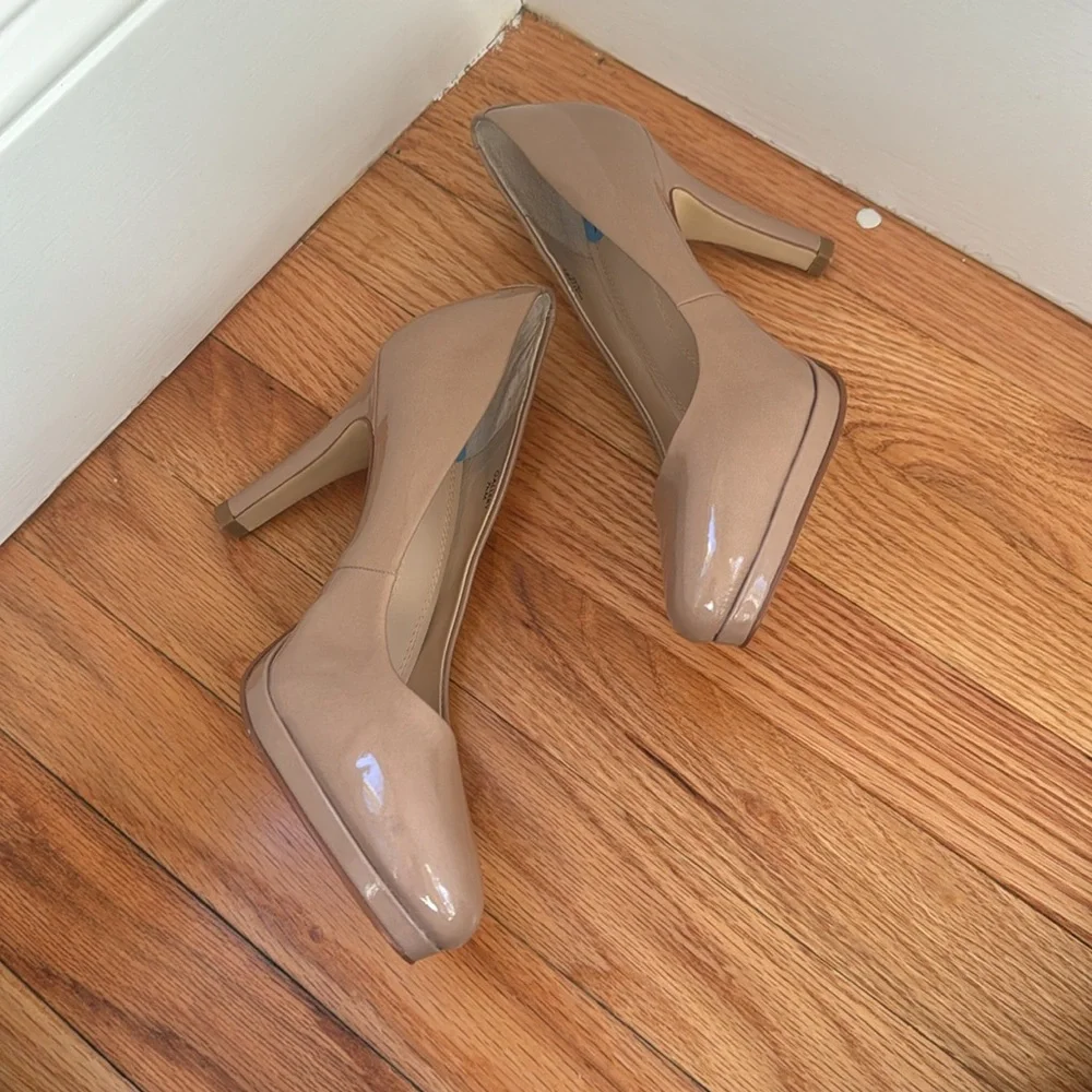 New- Women Tahari Tan Platform Pumps Size 7.5 - Picture 1 of 12